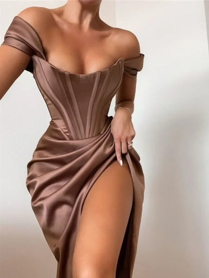 Abito Satinato con Spalle Scoperte e Spacco Laterale – Eleganza e Seduzione