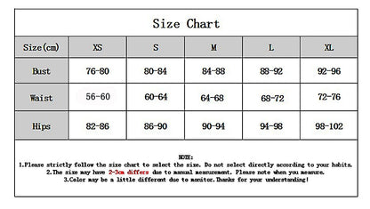 Abito Satinato con Spalle Scoperte e Spacco Laterale – Eleganza e Seduzione