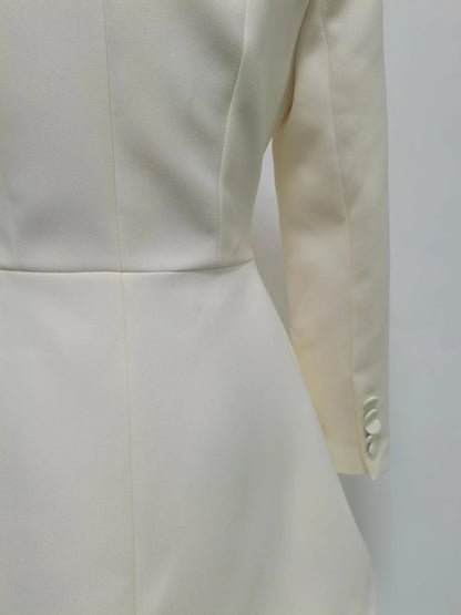 Abito con Colletto Classico e Chiusura a Bottoni