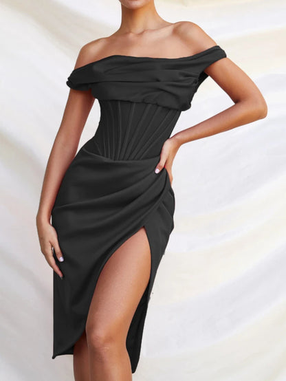 Abito Satinato con Spalle Scoperte e Spacco Laterale – Eleganza e Seduzione